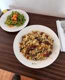 Espirales, con cochayuyo, y verduras, más ensalada de pimentón