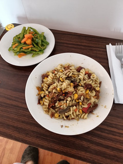 Una foto de Espirales, con cochayuyo, y verduras, más ensalada de pimentón
