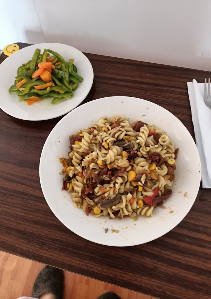Una foto de Espirales, con cochayuyo, y verduras, más ensalada de pimentón