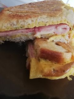 Tojásos, sajtos, - sonkás reggeli recept fotója