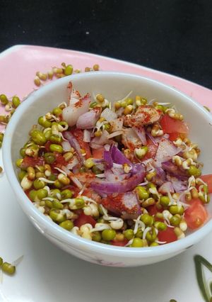 मिक्स स्प्राऊट सॅलड (mix sprouts salad recipe in marathi) रेसिपी चे मुख्य फोटो