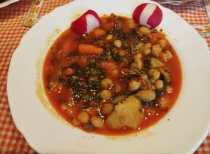 Foto principal de Potaje de garbanzos con alubias, acelgas y pringá