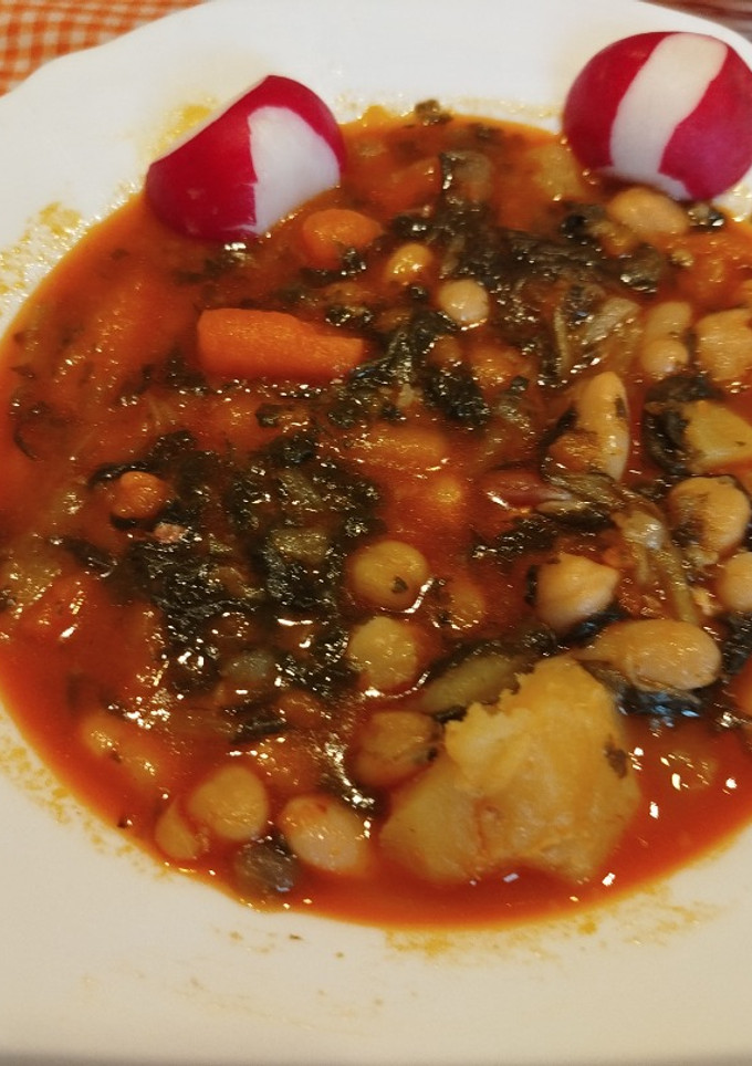 Una foto de Potaje de garbanzos con alubias, acelgas y pringá