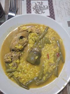 Una foto de Arroz con conejo y alcachofas