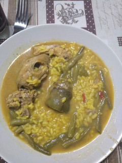 Una foto de Arroz con conejo y alcachofas