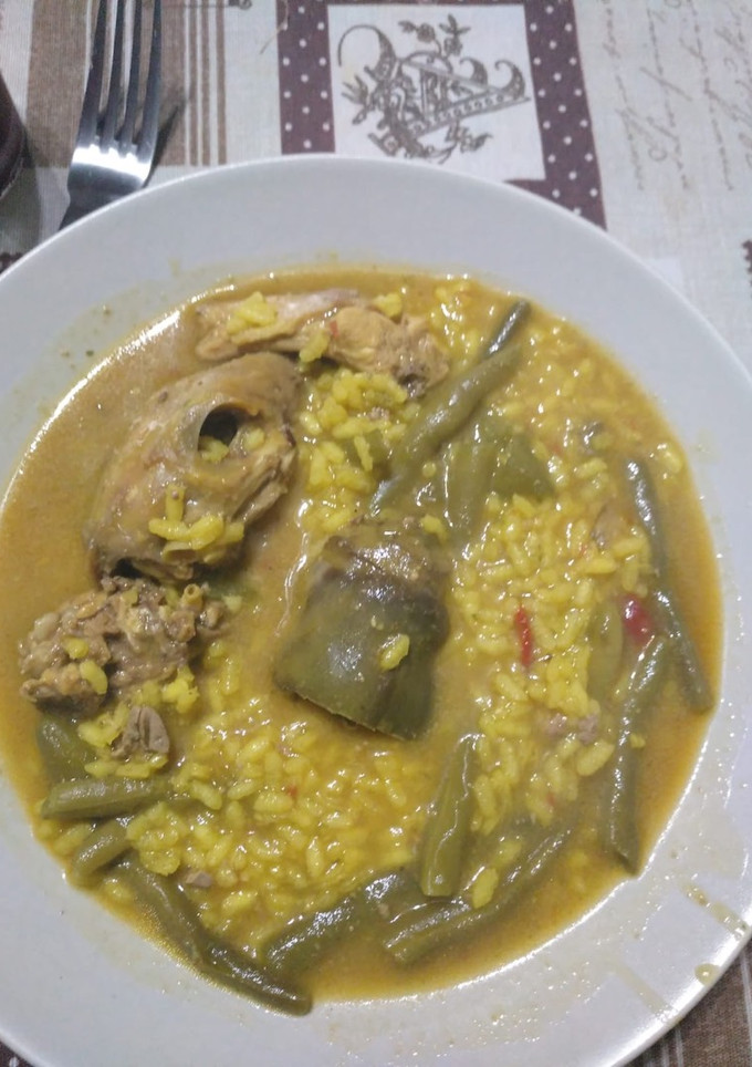 Una foto de Arroz con conejo y alcachofas