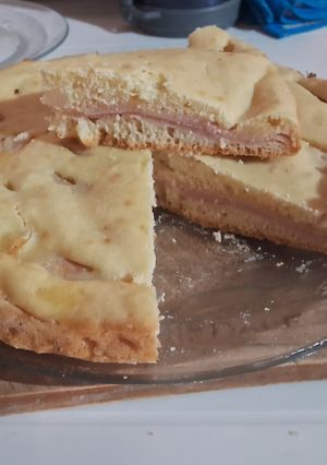 Una foto de Torta de fiambre agridulce con pera