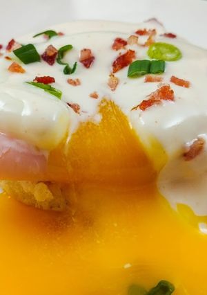 A picture of Poached Eggs with Lemony Mayo Sauce.