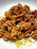 Fusillotti con pesto di pomodorini secchi e pane tostato