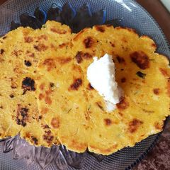 A picture of Makki ki roti with grated Radish.