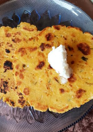 A picture of Makki ki roti with grated Radish.