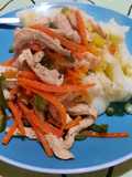 Pechuga salteada con verduras y puré
