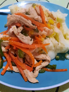 Una foto de Pechuga salteada con verduras y puré