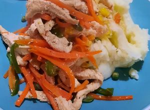 Una foto de Pechuga salteada con verduras y puré