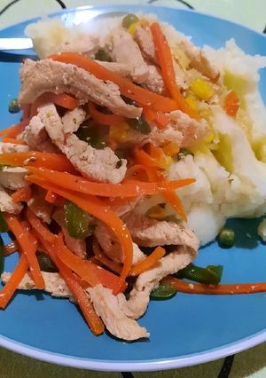 Una foto de Pechuga salteada con verduras y puré