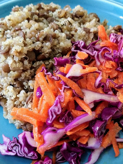 Una foto de Ensalada de quinoa y lentejas 😋
