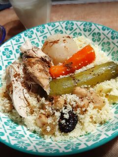 Une photo de Couscous poulet légumes raisins secs 🍴