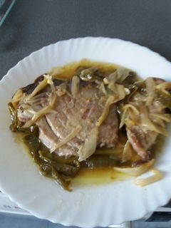 Una foto de Atún fresco en salsa con pimiento verde y cebolla