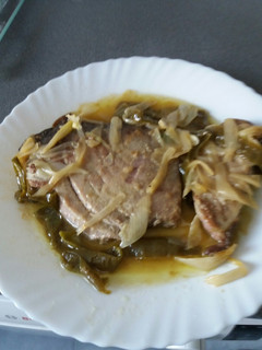 Una foto de Atún fresco en salsa con pimiento verde y cebolla