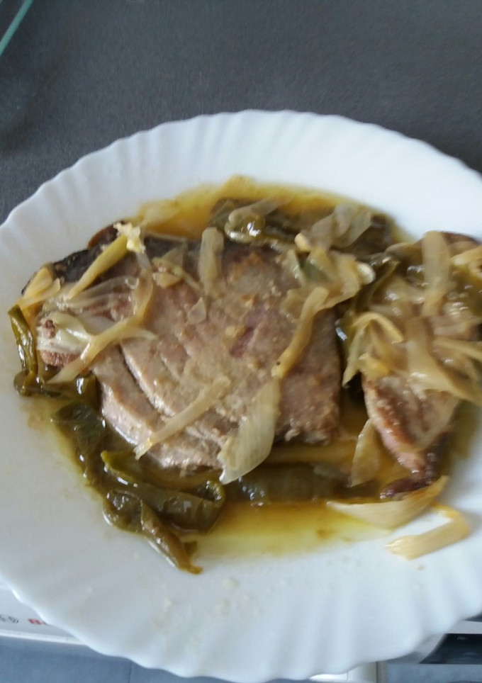 Una foto de Atún fresco en salsa con pimiento verde y cebolla