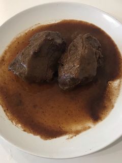Una foto de Carrilleras de cerdo ibérico en salsa de vino rancio