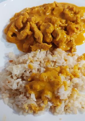 Una foto de Pollo al curry ligero, con guarnición de arroz
