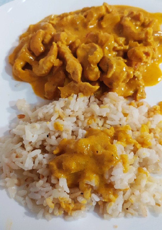 Una foto de Pollo al curry ligero, con guarnición de arroz