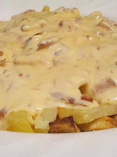 Una foto de Bacon cheese fries
