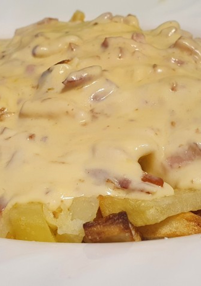 Una foto de Bacon cheese fries
