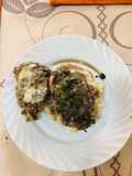 Pechuga de Pollo rellena con champiñones al ajo y queso Crema, sobre cama de Puré de Papa