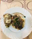 Pechuga de Pollo rellena con champiñones al ajo y queso Crema, sobre cama de Puré de Papa