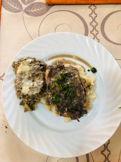 Una foto de Pechuga de Pollo rellena con champiñones al ajo y queso Crema, sobre cama de Puré de Papa