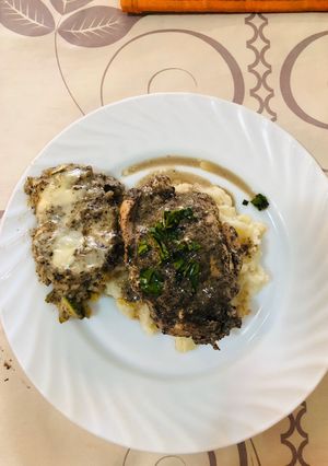 Una foto de Pechuga de Pollo rellena con champiñones al ajo y queso Crema, sobre cama de Puré de Papa