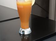 Une photo de jus orange ananas
