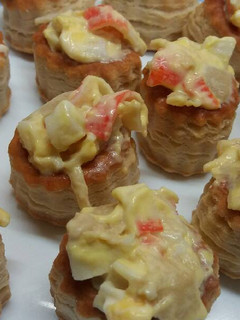 Una foto de Volovanes rellenos de surimi y espárragos