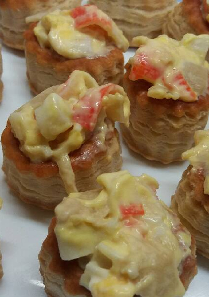 Una foto de Volovanes rellenos de surimi y espárragos