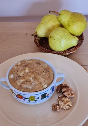 Una foto de Mug cake integral de pera y nueces 🌾 🍐