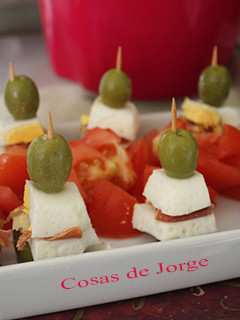 Una foto de Pinchos de huevos cuadrados con jamón