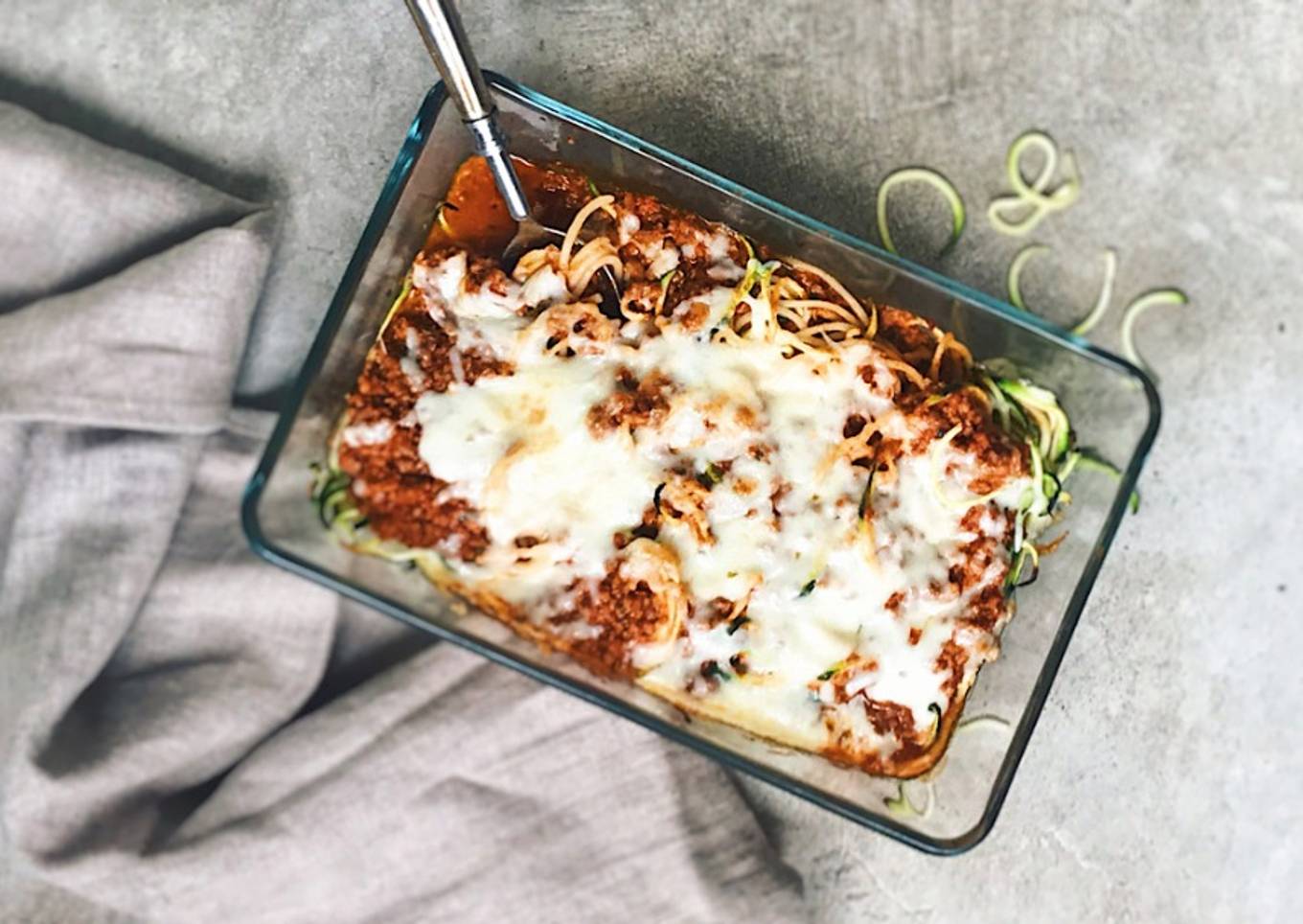 ESPAGUETIS CON ESPIRALES DE CALABACÍN, TOMATE Y QUESO