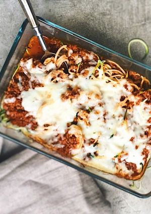 Una foto de ESPAGUETIS CON ESPIRALES DE CALABACÍN, TOMATE Y QUESO