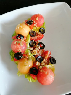Una foto de Ensalada de frutas con vinagreta de alcaparras