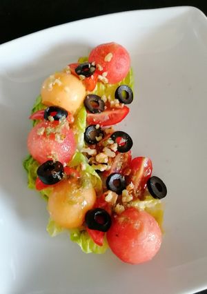 Una foto de Ensalada de frutas con vinagreta de alcaparras