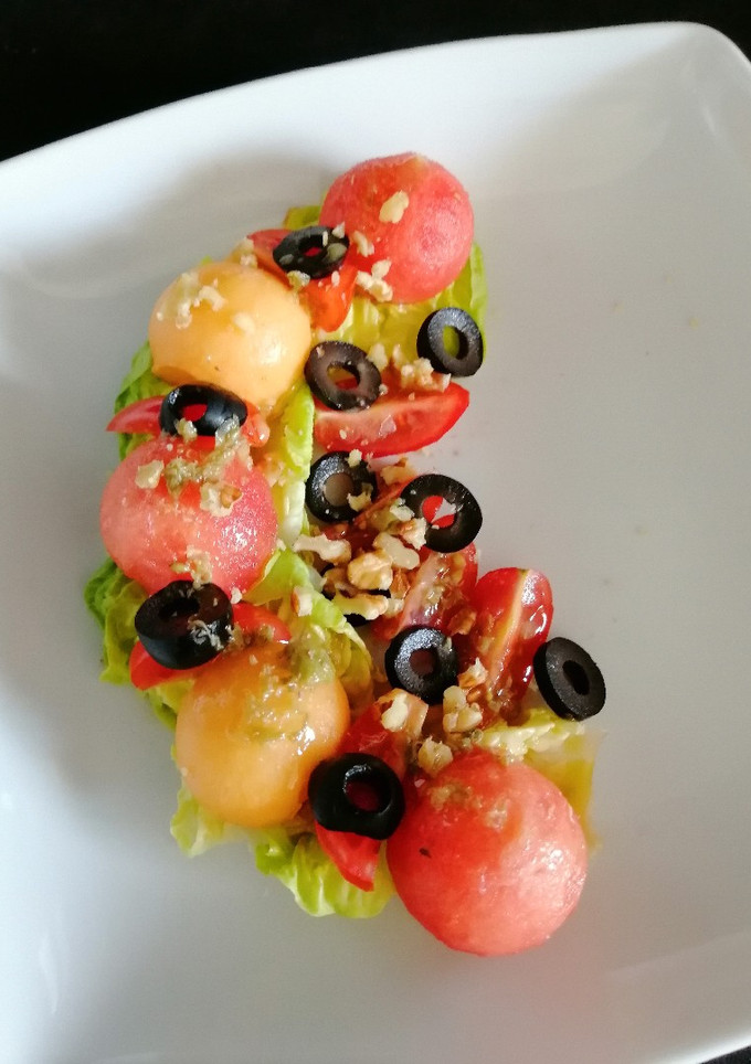 Una foto de Ensalada de frutas con vinagreta de alcaparras