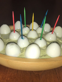 Una foto de Huevitos de codorniz en dip de albahaca y cilantro