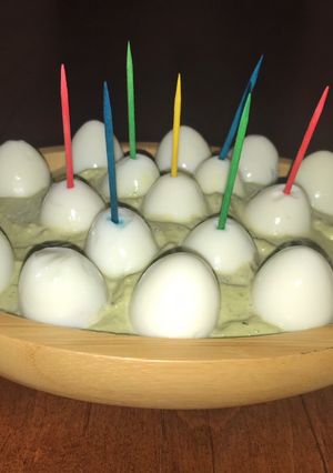 Foto principal de Huevitos de codorniz en dip de albahaca y cilantro