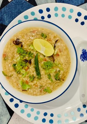 A picture of Oats in chicken yakhni (Porridge).