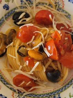 Una foto de Espaguetis con mejillones en conserva a la Napolitana a mi manera
