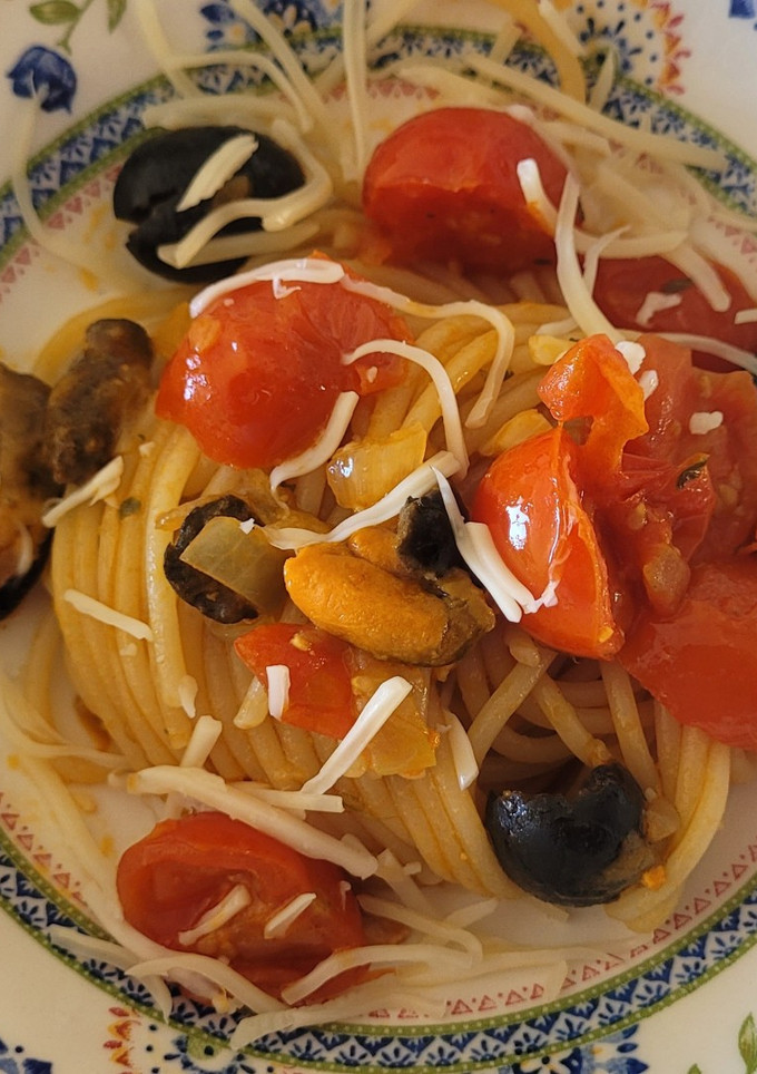 Una foto de Espaguetis con mejillones en conserva a la Napolitana a mi manera