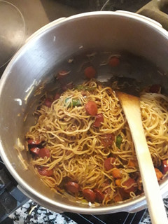 Una foto de Tallarines con verdurita y bacon