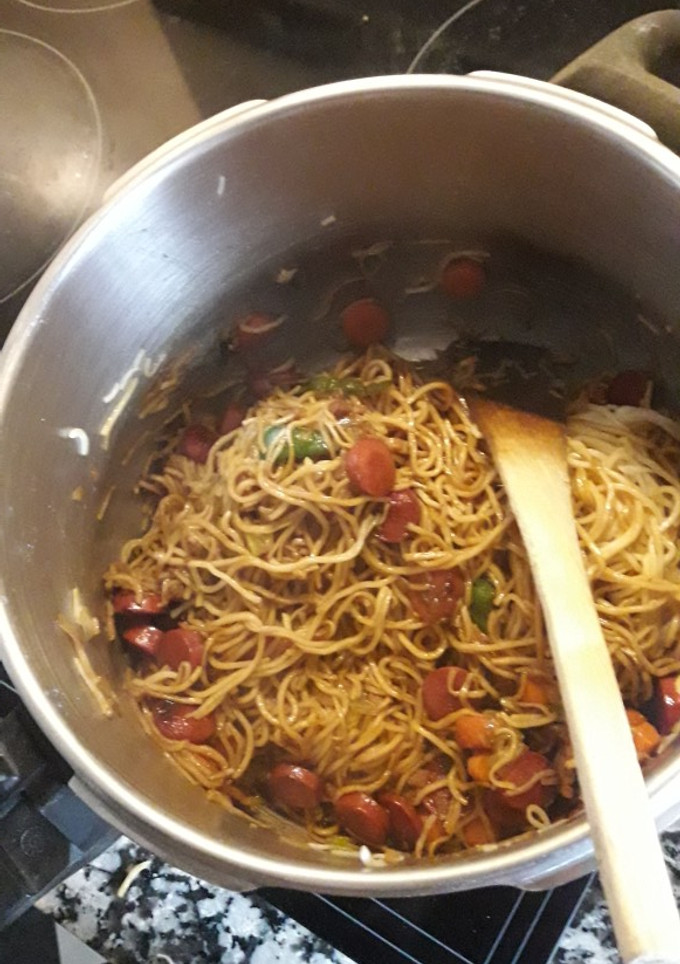 Una foto de Tallarines con verdurita y bacon
